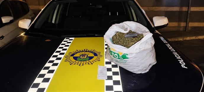 LA POLICÍA LOCAL DE XÀTIVA INTERVIENE CERCA DE UN KILO DE MARIHUANA DURANTE UN CONTROL PREVENTIVO DE TRÁFICO