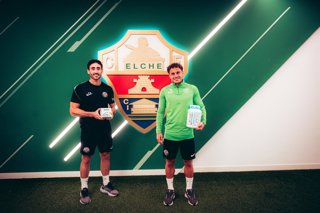 El futbolista del Elche CF Germán Valera posa con productos de Amix, proveedor de suplementación deportiva del conjunto franjiverde hasta 2027.