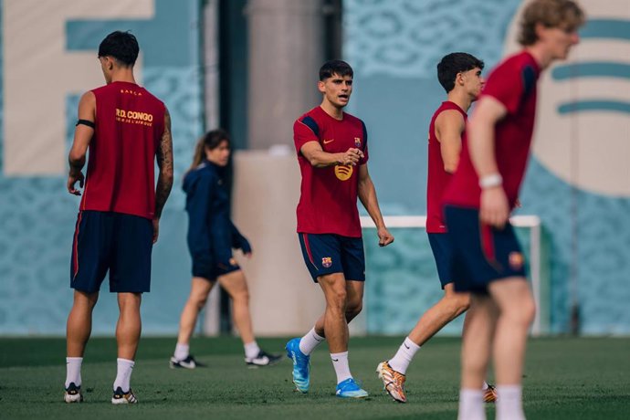 Gerard Martín ao lado de seus companheiros no treino do FC Barcelona em 23 de outubro de 2026
