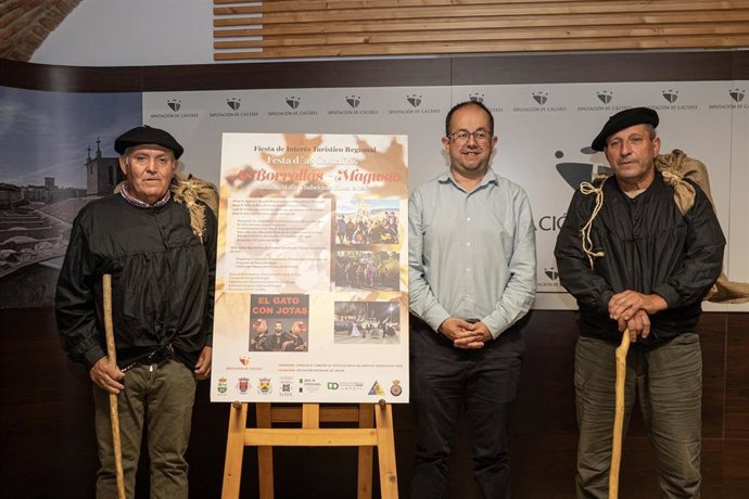 Foto de familia tras la presentación de la fiesta As Borrallás