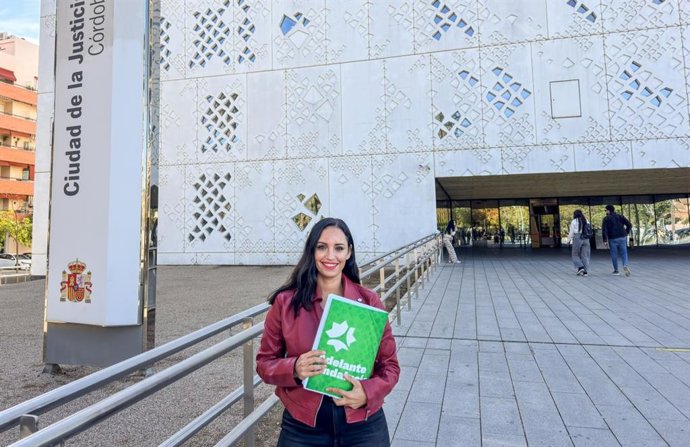 La candidata de Adelante Andalucía por Córdoba, Carmen Sánchez, ante la Ciudad de la Justicia, donde ha entregado los avales que respaldan la presentación de su partido al 29N.