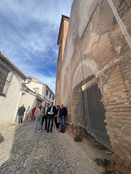 Visita de concejales del PSOE de Granada al entorno de la iglesia de San Luis.