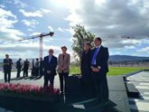 Foto: La plantación de una encina simboliza la colocación de la primera piedra del edificio Bioma de la Universidad de Navarra