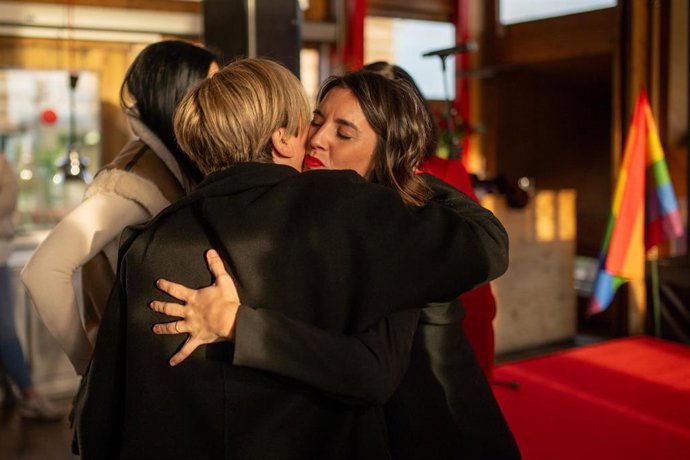 Archivo - La exministra de Igualdad, Irene Montero (d) y la exalcaldesa de Barcelona, Ada Colau (i), se saludan durante un homenaje póstumo a la actriz Itziar Castro, en el Restaurante Red Fish, a 13 de diciembre de 2023, en Barcelona, Catalunya (España).