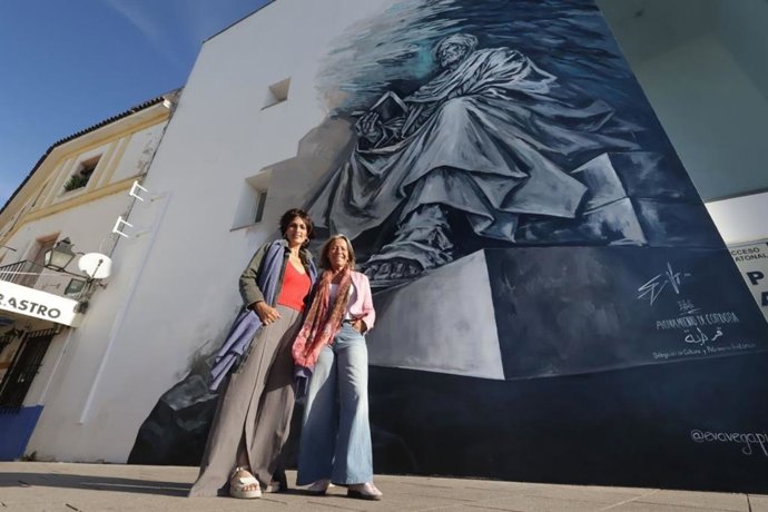 Mural en homenaje a Averroes situado en la confluencia de la Ribera con la Cruz del Rastro en Córdoba, obra de la artista cordobesa Eva Vega, acompañada de la edil de Cultura, Isabel Albás.