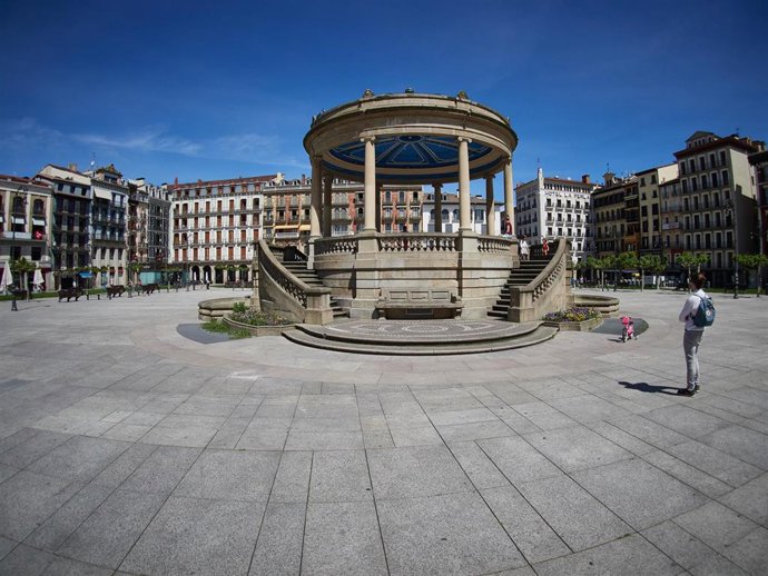 Archivo - Varias personas pasean por la Plaza del Castillo de Pamplona.