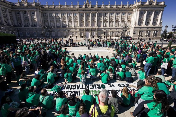 Numerosas personas durante una asamblea unitaria de profesores con motivo de la huelga educativa, a 23 de octubre de 2026, en Madrid (España). Tras la movilización de ayer 22 de octubre frente a la Asamblea de Madrid coincidiendo con el debate de los pres