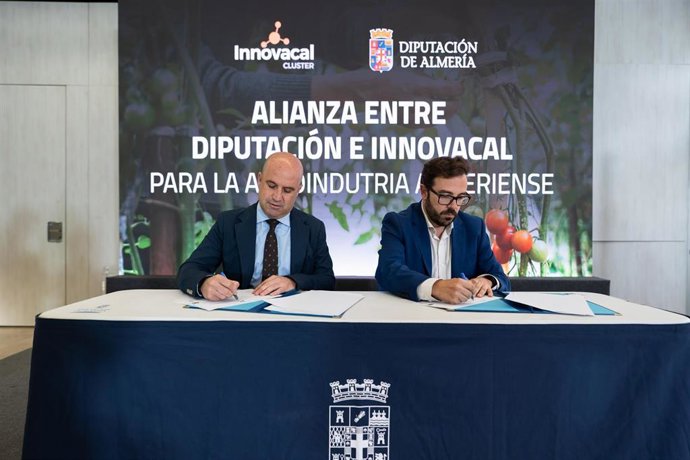 Firma de convenio de colaboración entre Diputación de Almería e Innovacal.