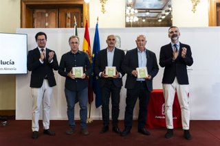 El consejero de Agricultura, Pesca, Agua y Desarrollo Rural de la Junta de Andalucía, Ramón Fernández-Pacheco, durante el acto de entrega de los premios Sigfito celebrado en Almería.
