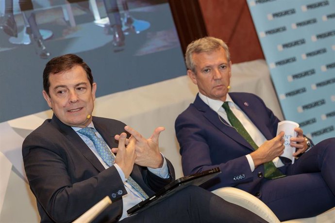 El presidente de la Junta de Castilla y León, Alfonso Fernández Mañueco (izquierda), junto al presidente de la Xunta e Galicia, Alfonso Rueda, en el 'Foro Ancares. Los retos del Noroeste' celebrado en Ponferrada (León).