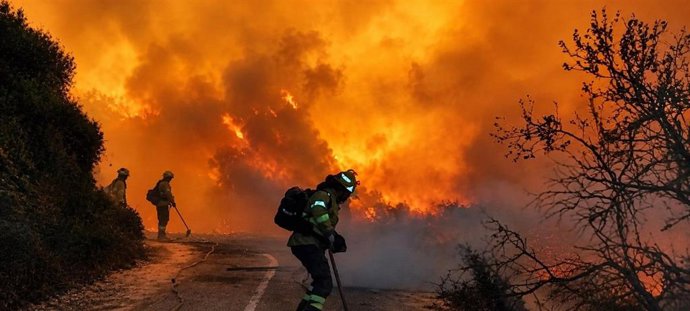 Intervención de los bomberos en el incendio de Peña Escrita, en Almuñécar (Granada). Archivo.