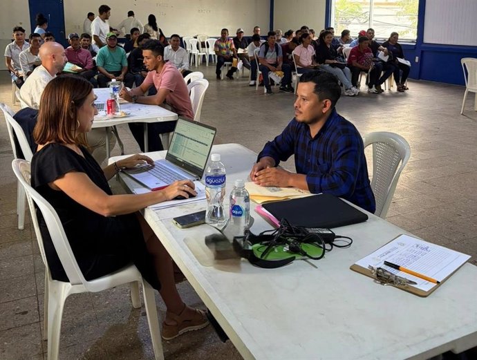 Selección de trabajadores en Honduras para la campaña de los frutos rojos de Huelva.