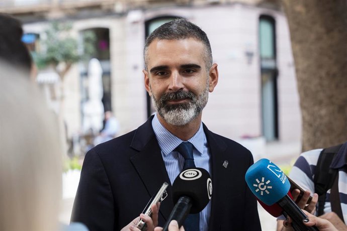 El consejero de Agricultura, Pesca, Agua y Desarrollo Rural de la Junta de Andalucía, Ramón Fernández-Pacheco, atiende a los medios antes de asistir al acto de entrega de los premios Sigfito.