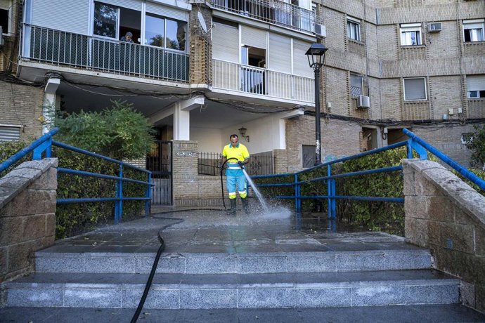 Imagen de un miembro del servicio de limpieza del Ayuntamiento de Mairena del Aljarafe (Sevilla).