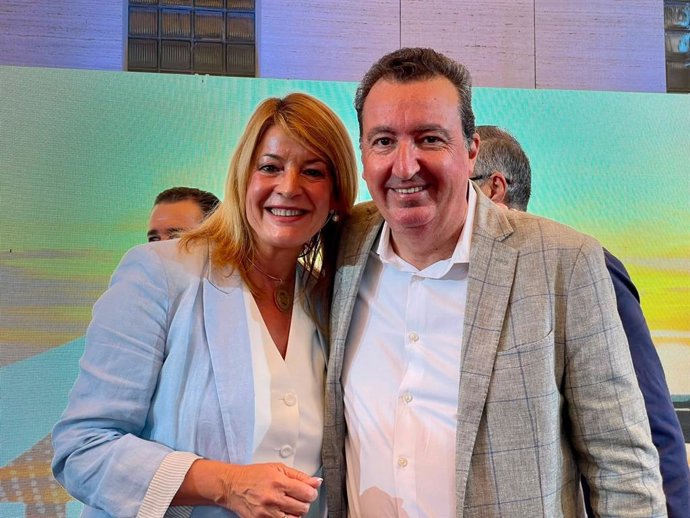 El presidente del PP de Huelva, Manuel Andrés González, junto a la alcadesa de Huelva, Pilar Miranda.