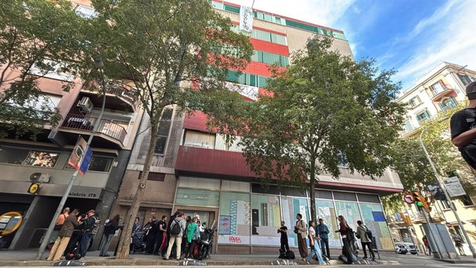 Un grup de manifestants davant el local ocupat a Barcelona