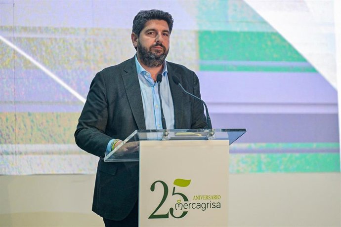 El presidente del Gobierno regional, Fernando López Miras, durante la clausura en San Javier del acto conmemorativo del 25 aniversario de Mercagrisa, empresa dedicada a la comercialización hortofrutícola que inició su actividad en 2001