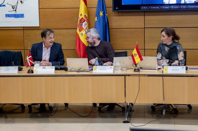 A ministra da Saúde, Mónica García (à direita), o secretário de Estado da Saúde, Javier Padilla (ao centro), e o secretário de Saúde do País Basco, Alberto Martínez (à esquerda), durante a reunião plenária do Conselho Interterritorial do Sistema Nacional 