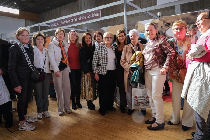 La presidenta de Cantabria, María José Sáenz de Buruaga, visita la Feria de Mayores.