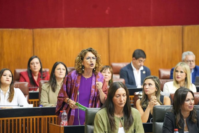 La secretaria general del PSOE-A y portavoz parlamentaria socialista, María Jesús Montero, interviene en la sesión de control al Gobierno en el Parlamento andaluz. (Foto de archivo).
