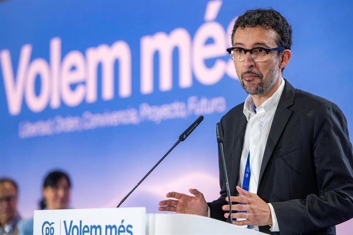 Archivo - El senador del PP Juan Milián, interviene durante el XVI Congreso Extraordinario del PP catalán, en el Hotel Grand Marina, a 27 de junio de 2026