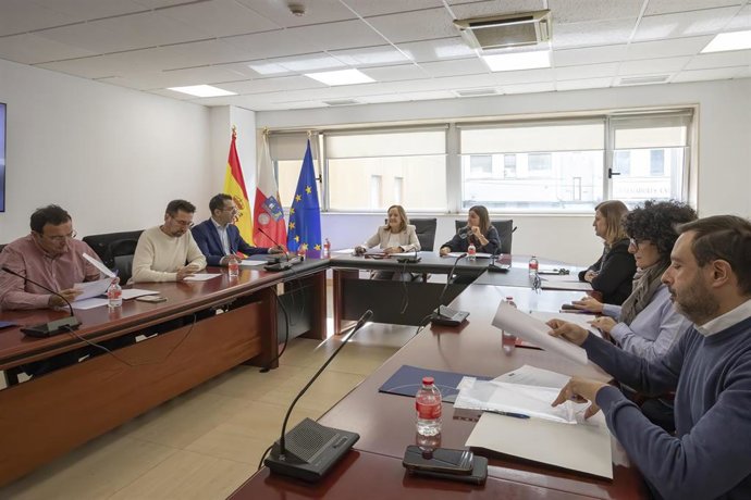 La consejera de Presidencia, Justicia, Seguridad y Simplificación Administrativa, Isabel Urrutia, preside la Comisión de Administración Local.