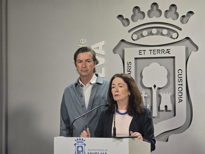 La viceportavoz del Grupo Municipal Vox en el Ayuntamiento de Huelva, María López Zambrano, junto al portavoz, Wenceslao Font.