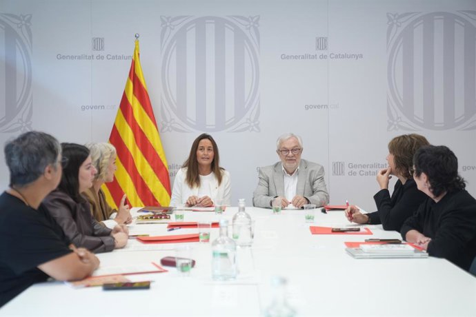 La consellera d'Educació, Esther Niubó, i el president del CEC, Joan Manuel del Pozo, durant la reunió