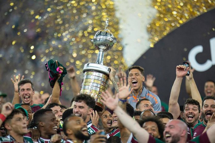 Archivo - El Fluminense celebra la Copa Libertadores ganada en la final contra Boca Juniors en el estadio Maracaná en 2023. 