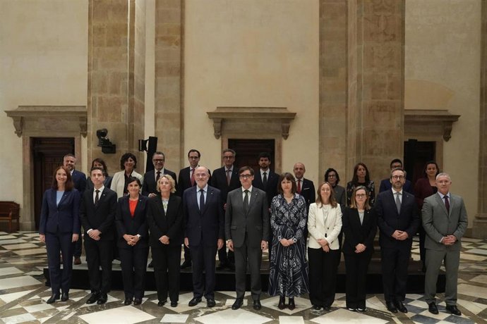 El presidente de la Generalitat de Catalunya, Salvador Illa, posa en una foto de familia durante un encuentro con los delegados del Govern de Catalunya en el exterior, en el Palau de la Generalitat, a 19 de octubre de 2026, en Barcelona, Catalunya (España