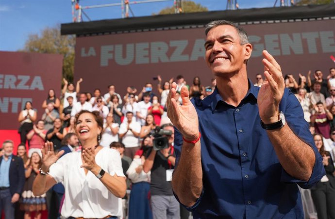 La secretaria general del PSOE-A, María Jesús Montero (i), y el secretario general del PSOE y presidente del Gobierno, Pedro Sánchez (d), en el primer acto de precampaña de las elecciones del 29N. A 10 de octubre de 2026 en Dos Hermanas (Foto de archivo).