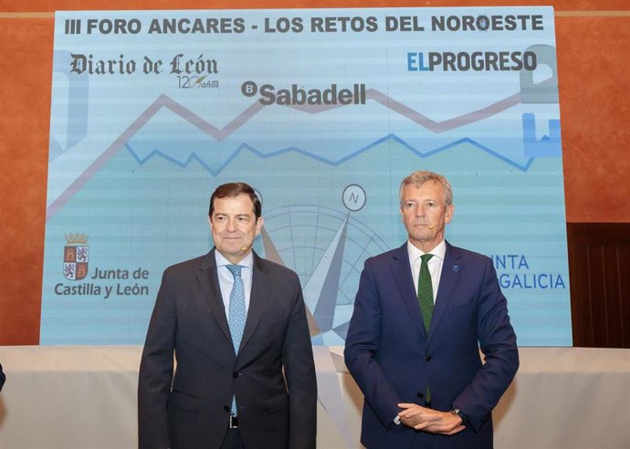 El presidente de la Junta de Castilla y León, Alfonso Fernández Mañueco (izquierda), junto al presidente de la Xunta de Galicia, Alfonso Rueda, en el 'Foro Ancares. Los retos del Noroeste', celebrado en Ponferrada (León).