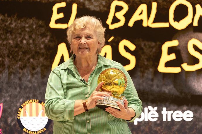 La exportera Carmen Arce recibiendo el Balón de Oro de Apple Tree