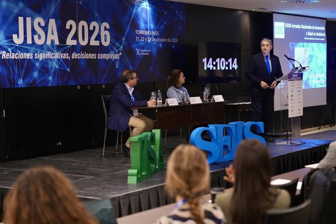 El vicepresidente primero de la Junta de Andalucía y consejero de Presidencia, Sanidad y Emergencias, Antonio Sanz (2i), en la clausura de las XXXIII Jornadas Nacionales de Innovación y Salud en Andalucía en Torremolinos (Málaga).