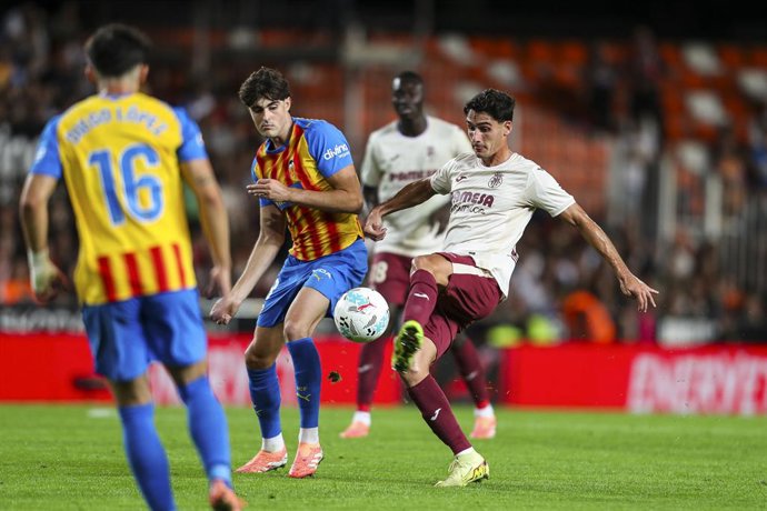 Archivo - Sergi Cardona of Villarreal CF in action during the Spanish league, La Liga EA Sports, football match played between Valencia CF and Villarreal at Mestalla stadium on October 25, 2025, in Valencia, Spain.