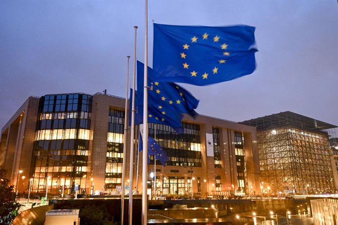 Archivo - Arquivo - Bandeiras da UE em frente ao Edifício Europa, sede do Conselho Europeu e do Conselho da UE