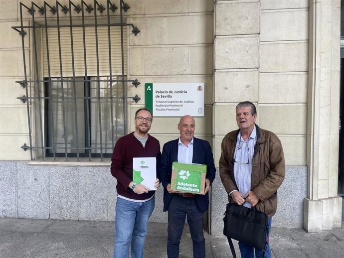 Ignacio Vicente, Luis de los Santos (candidato al Congreso por Sevilla) y Nacho Molina entregando los avales de Adelante Andalucía en Sevilla.