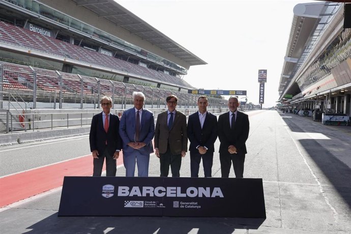 El presidente de la Generalitat, Salvador Illa; del Consejo de Administración de Fira de Barcelona y Fira Circuit, Pau Relat; el consejero delegado de Penske Entertainment Corp., Mark Miles; y el conseller de Empresa Miquel Sàmper; y Alex Palou.