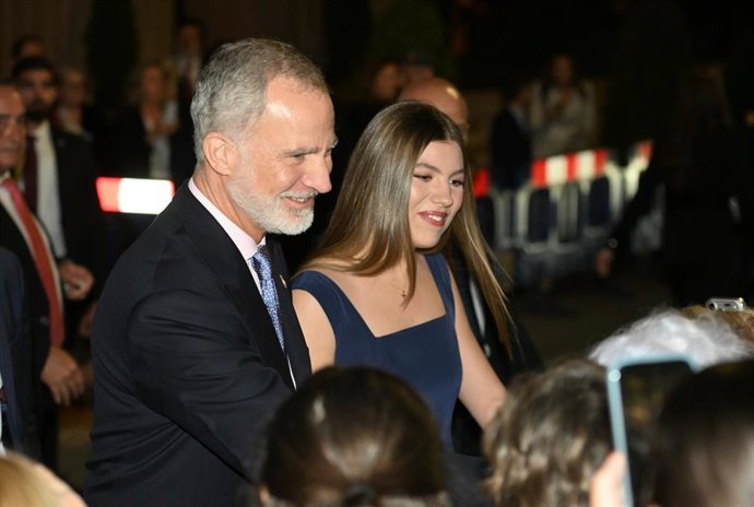 El Rey Felipe VI y la Infanta Sofía a las puertas del Auditorio Palacio de Congresos “Príncipe Felipe” tras asistir al Concierto Premios Princesa de Asturias, a 22 de octubre de 2026, en Oviedo (Asturias, España). El XXXIV Concierto Premios Princesa de As