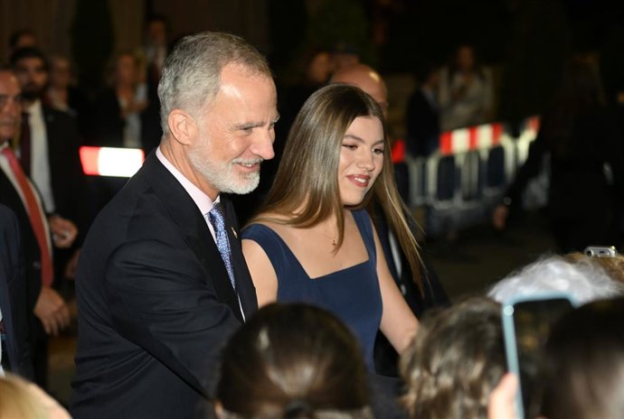 O Rei Felipe VI e a Infanta Sofia à saída do Auditório do Palácio de Congressos “Príncipe Felipe”, após assistirem ao Concerto dos Prêmios Princesa das Astúrias, em 22 de outubro de 2026, em Oviedo (Astúrias, Espanha). O XXXIV Concerto dos Prêmios Princes