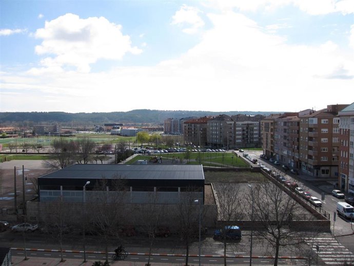 Archivo - Barrio de La Palomera, donde el Ayuntamiento de León llevarán a cabo diferentes actuaciones para eliminar barreras arquitectónicas, adaptar pasos de peatones y acondicionar los entornos.