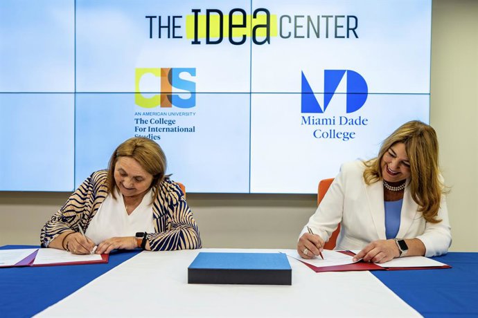 Firma convenio Miami Dade College Creditos CIS UNIVERSITY