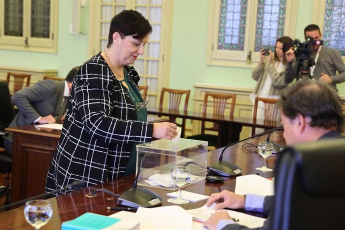 Archivo - La diputada de VOX María José Verdú (i), durante la constitución de la comisión de investigación del caso Koldo, en el Parlament balear, a 9 de abril de 2024, en Palma de Mallorca, Mallorca, Baleares (España).