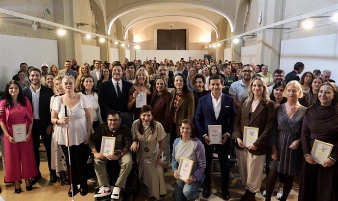 El delegado de Barrios de Atención Preferente, Derechos Sociales, Empleo, Familia, Igualdad y Asociaciones, José Luis García junto a los reconocidos en la III Gala 'Sevilla Ciudad Comprometida'.