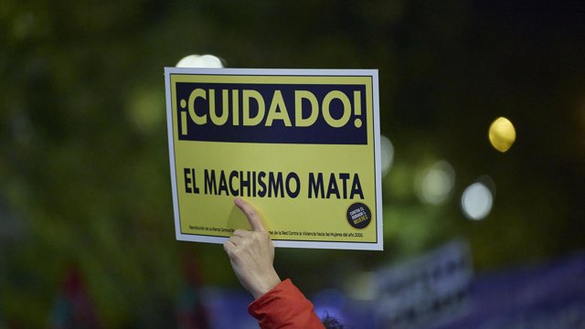 Archivo - Decenas de personas durante la manifestación organizada por el Foro de Madrid Contra la Violencia a las Mujeres con motivo del 25N, en una foto de archivo
