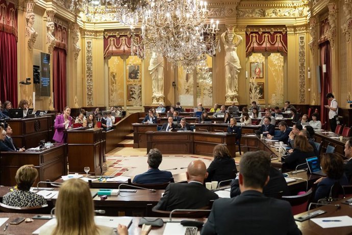 La presidenta del Govern Balear, Marga Prohens, interviene durante la segunda jornada del Debate de Política General de Baleares, en el Parlament Balear, a 21 de octubre de 2026. 