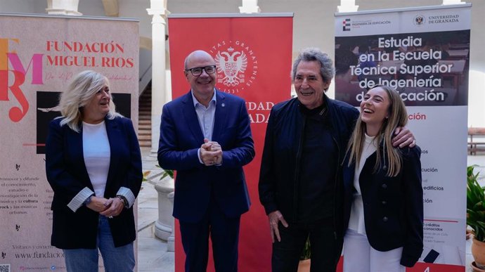 El rector, Pedro Mercado; la directora de la ETSI de Edificación de la UGR, Ana María Cruz Valdivieso; el presidente de la Fundación Miguel Ríos; y la estudiante Laura Rodríguez.