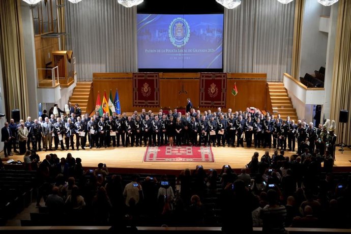 La alcaldesa de Granada destaca la “valentía, vocación y entrega a la ciudad” de la Policía Local en la celebración de su patrón, el Ángel Custodio