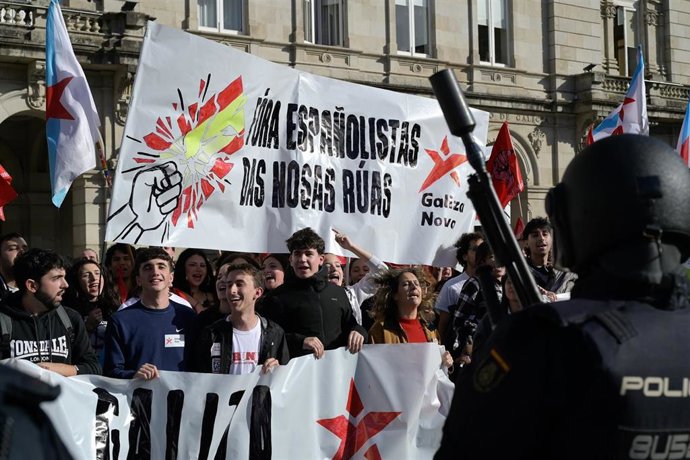 Un grupo de personas durante una concentración contra la visita del presidente de Vox, Santiago Abascal, a 21 de octubre de 2026, en A Coruña, Galicia.
