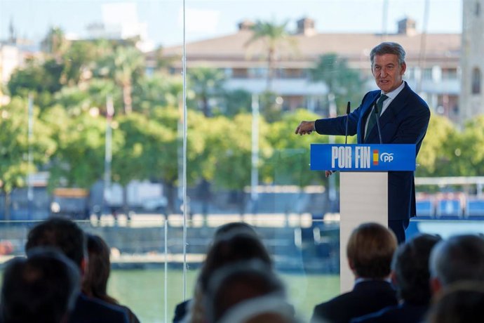 El presidente del PP, Alberto Núñez Feijóo, interviene en un  acto de precampaña celebrado en Sevilla. A 21 de octubre de 2026 en Sevilla, Andalucía (España).